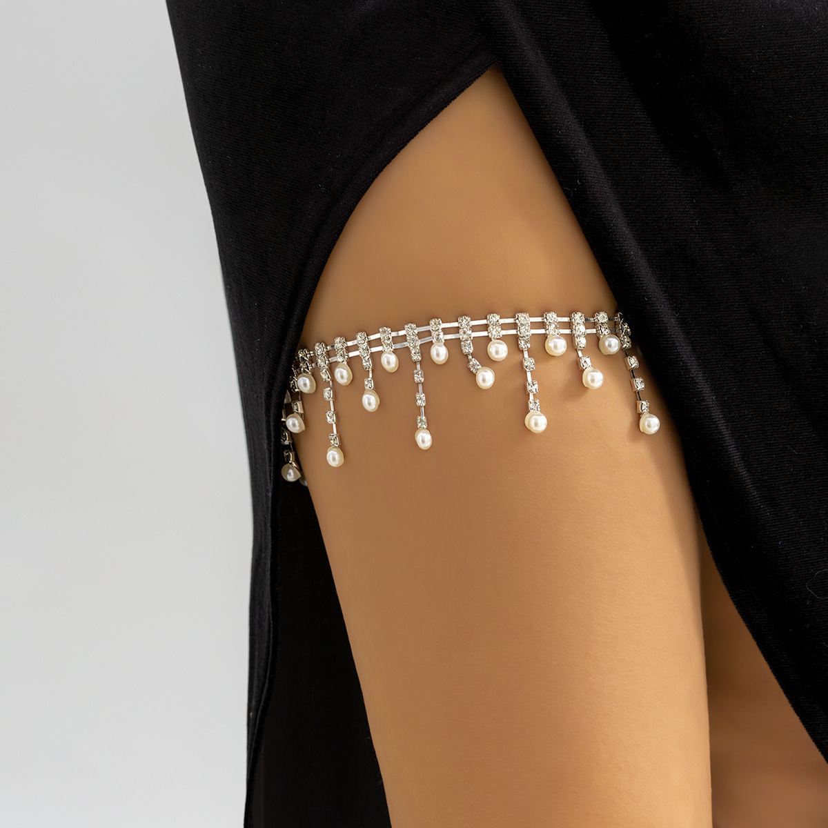 Body Jewelry Thigh Chain - สร้อยข้อเท้าประดับมุกและคริสตัลสำหรับผู้หญิง พร้อมพู่ห้อย สร้อยรัดต้นขาแบบยืดหยุ่น ปรับได้ เหมาะสำหรับงานปาร์ตี้ งานแต่งงาน