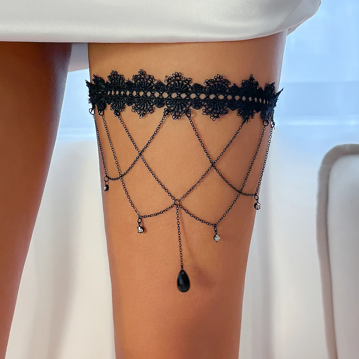 Body Jewelry Thigh Chain - สายรัดขาแบบยืดหยุ่นสไตล์โบฮีเมียนสีดำประดับลูกไม้สำหรับผู้หญิง ใส่กับชุดบิกินี่ เหมาะสำหรับงานเทศกาล ปาร์ตี้ เครื่องประดับร่างกาย ของขวัญสำหรับงานแต่งงาน